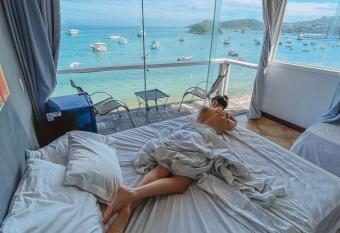 Bamboo B  zios Hostel allows 18 year olds to book a room