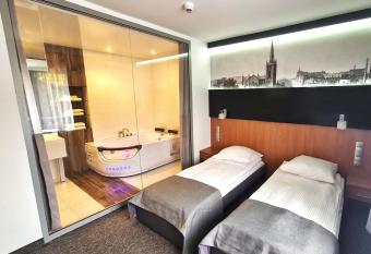 Hotel Malinowski Economy has rooms with a private hot tub