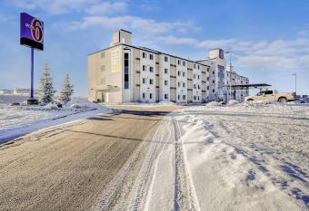 Motel 6-Grande Prairie, AB allows 18 year olds to book a room