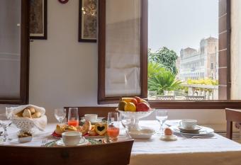 Ca  dei Cuori on the Grand Canal has Balcony rooms