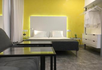 Casual Suite in C  rdoba allows 18 year olds to book a room