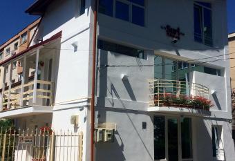 Suri Guesthouse has Balcony rooms