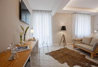 Best Season has Balcony rooms