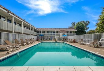 Super 8 By Wyndham allows 18 year olds to book a room