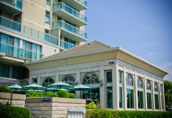 The Waterside Inn has Balcony rooms
