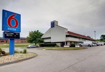 Motel 6 Cedar Rapids allows 18 year olds to book a room