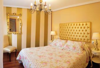 La Casa de Bego  a allows 18 year olds to book a room