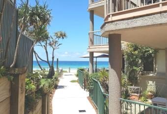 Sanctuary Beach Retreat has rooms with a private hot tub