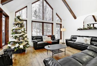 Chalets Alpins- 27 Chemin des Skieurs has Balcony rooms