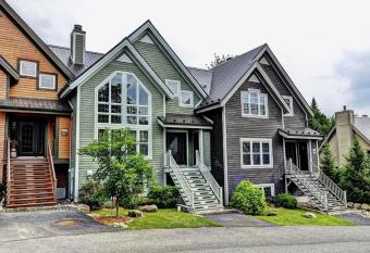 Chalet 9010 Chemin des Alpages by Les Chalets Alpins has Balcony rooms