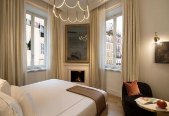 Elizabeth Unique Hotel | a Member of Design Hotels    has rooms with a private hot tub