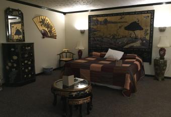 Wildwood Inn Tropical Dome & Theme Suites has rooms with a private hot tub