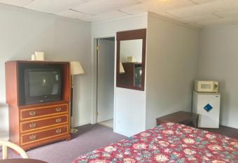 Economy Inn Alfred Station allows 18 year olds to book a room