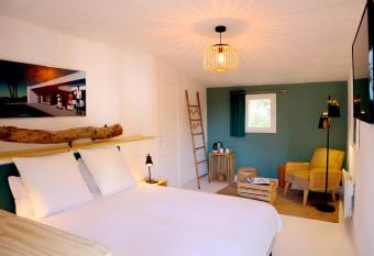 Relais de Chasse la Chaignaie allows 18 year olds to book a room
