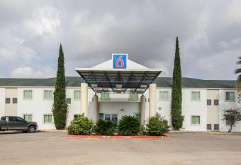 Motel 6 New Braunfels allows 18 year olds to book a room