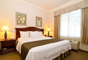 Best Western Plus Country Park Hotel has rooms with a private hot tub