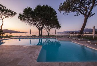 H  tel La Roya has Balcony rooms