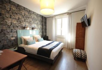 H  tel Des Arts, Artisanal et Ind  pendant allows 18 year olds to book a room