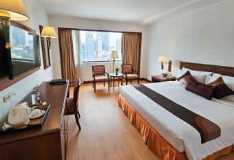 Ramada by Wyndham D MA Bangkok has rooms with a private hot tub