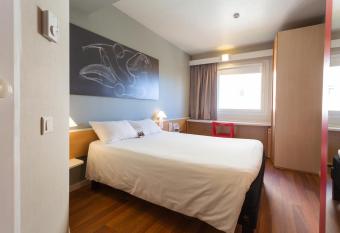 Ibis Elche allows 18 year olds to book a room
