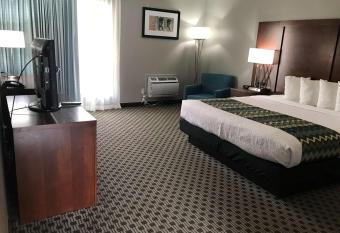 Best Western near Lackland AFB/SeaWorld has rooms with a private hot tub