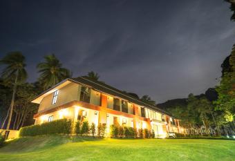 Tonsai Bay Resort has Balcony rooms