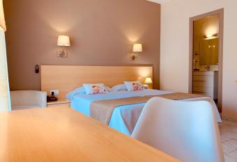 Hotel Restaurant Llansola allows 18 year olds to book a room