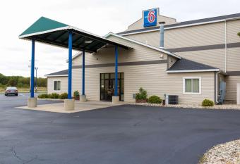 Motel 6 Lake Delton Wi allows 18 year olds to book a room