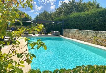 Mas Or  a c  t   piscine allows 18 year olds to book a room