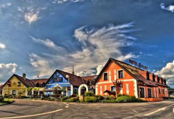 Hotel Elzet allows 18 year olds to book a room