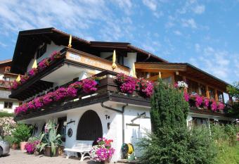 Hotel Pension Heidelberg has Balcony rooms