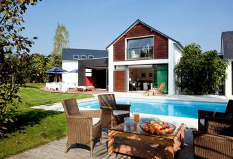 Les Arbres Rouges has Balcony rooms