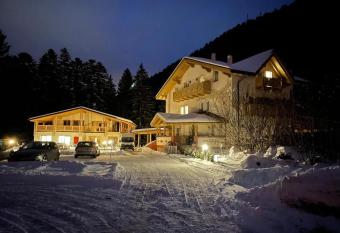 Genzianella Mansarda Molveno-Andalo has Balcony rooms