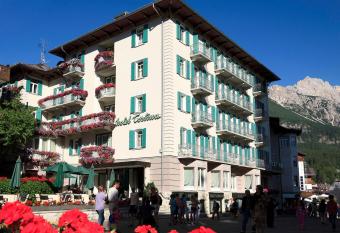 Hotel Cortina has Balcony rooms