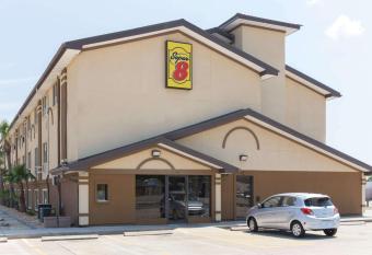Super 8 by Wyndham Brunswick/St Simons Island Area has Smoking rooms
