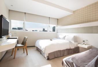 Dandy Hotel - Tianmu Branch allows 18 year olds to book a room