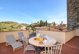 Il Chiostro Appartamenti & Suites has Balcony rooms