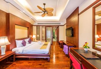 Duangjitt Resort and Spa - SHA Plus has rooms with a private hot tub