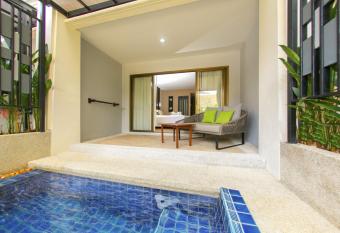 Deevana Patong Resort & Spa - SHA Extra Plus has rooms with a private hot tub