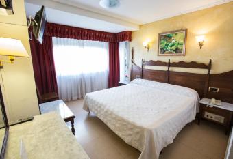 Hotel Reyes Catolicos allows 18 year olds to book a room
