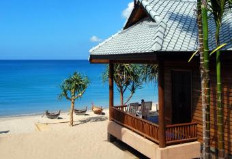 Baan Pakgasri Hideaway has rooms with a private hot tub