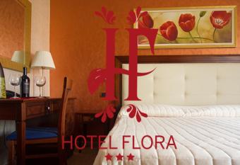 Hotel Flora has rooms with a private hot tub