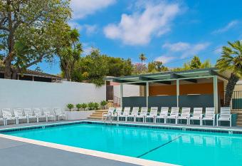 Orange Tree Inn allows 18 year olds to book a room