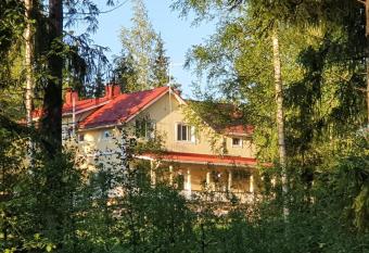 Tuhannen Tarinan Talo has Balcony rooms