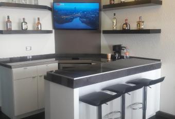 Pueblo Amigo Hotel Plaza y Casino has rooms with a private hot tub