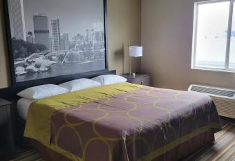Super 8 by Wyndham Aurora/Naperville Area has rooms with a private hot tub