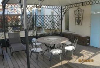 Beautifully decorated two bedroom apartment in the heart of Cannes five minutes walk from Palais 409 allows 18 year olds to book a room