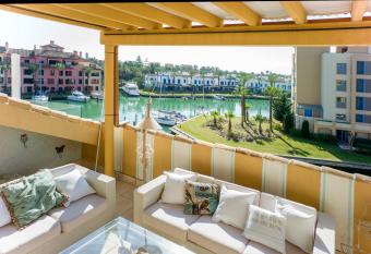 One&Lux Bright Penthouse with views to the Marina has Balcony rooms