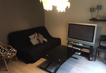 Appartement deux pi  ces bord de mer avec jardin has Smoking rooms