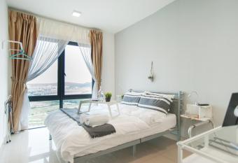 Miko s Sweethome @ Setia Alam has Balcony rooms